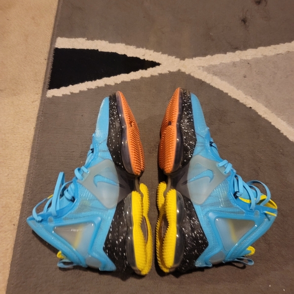 Lebron 19 Christmas SOLD - Picture 3 of 6